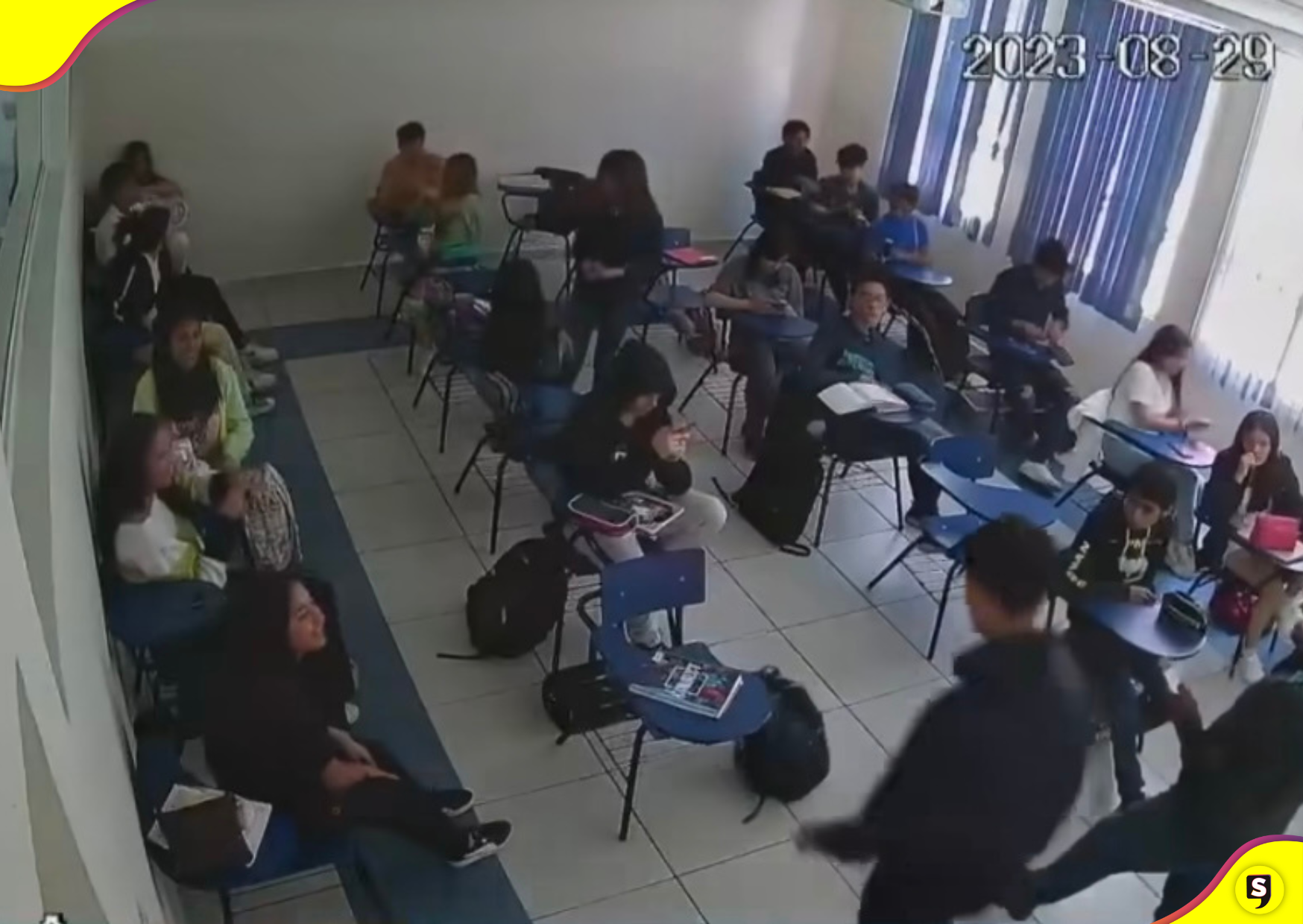 Estudiante hace llave china a compañera en salón y se desmaya