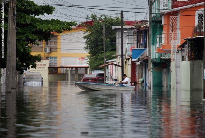 Aún sin Fonden, AMLO asegura apoyo para Tabasco; lluvia deja 5 muertos