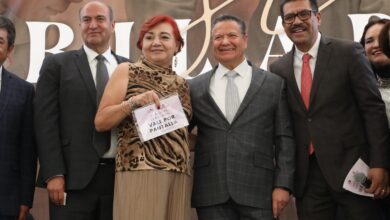 Julio Menchaca reconoce a jubilados del SNTE Hidalgo. Fotografía: Facebook Julio Menchaca