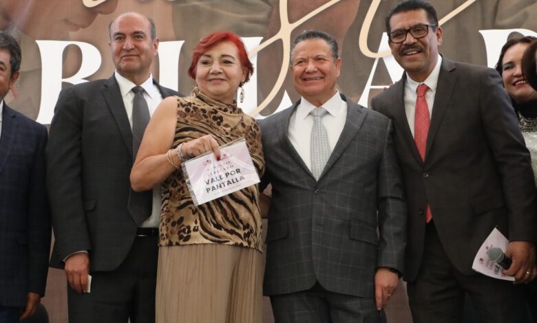 Julio Menchaca reconoce a jubilados del SNTE Hidalgo. Fotografía: Facebook Julio Menchaca