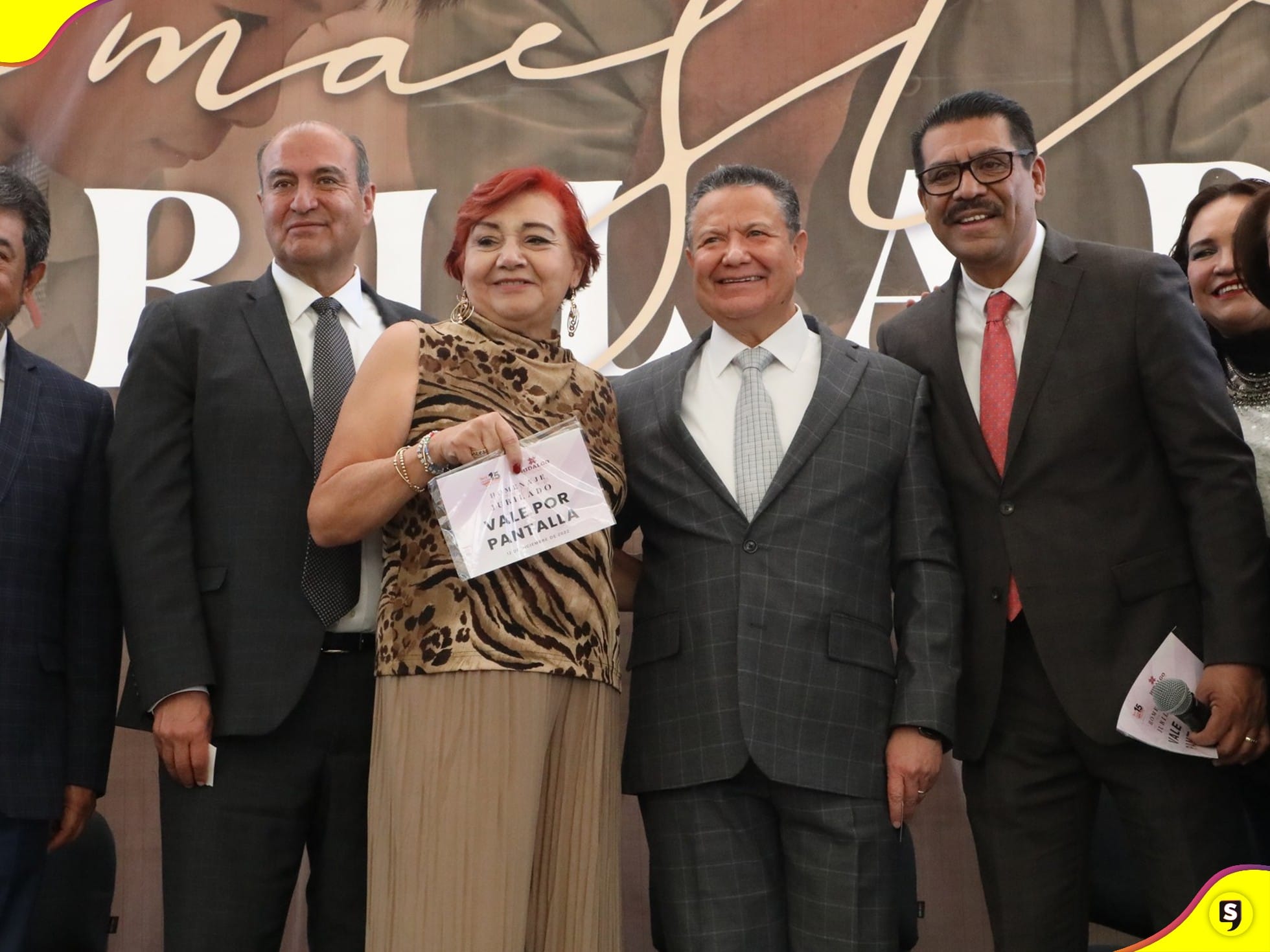 Julio Menchaca reconoce a jubilados del SNTE Hidalgo. Fotografía: Facebook Julio Menchaca