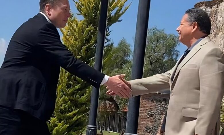 Elon Musk con Julio Menchaca. Foto: Twitter Julio Menchaca.