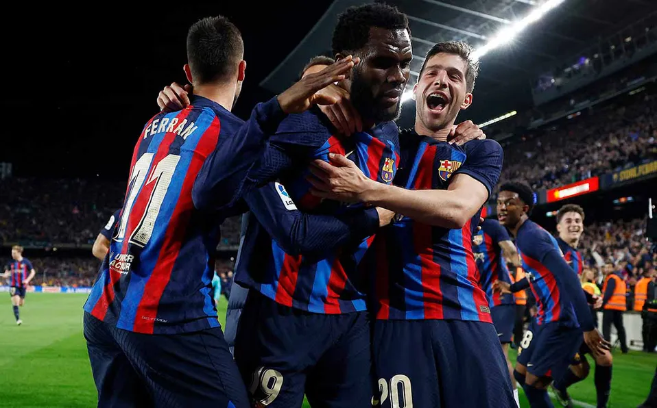 Barcelona remonta a Real Madrid