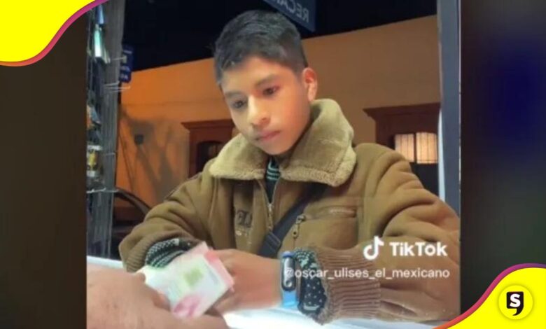 vendedor niño dinero celular
