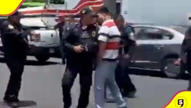 Motociclista golpea policía