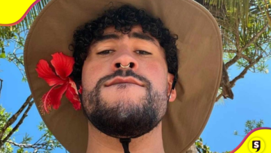 Bad Bunny con una flor en el cabello