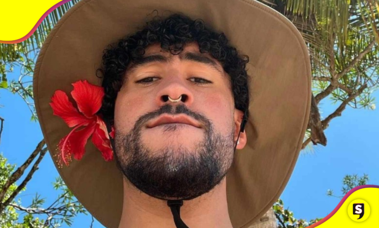 Bad Bunny con una flor en el cabello