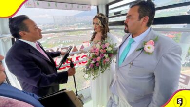 pareja se casa en el Mexicable