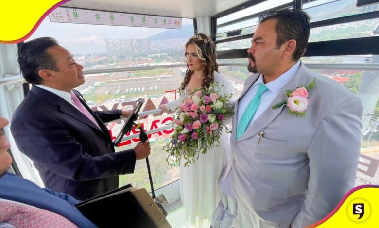 pareja se casa en el Mexicable