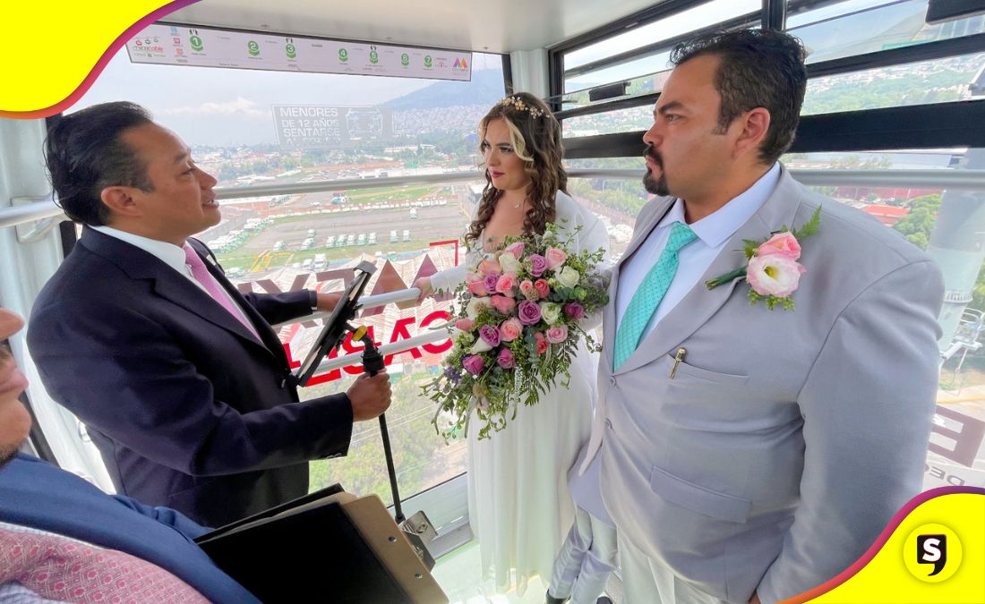 pareja se casa en el Mexicable