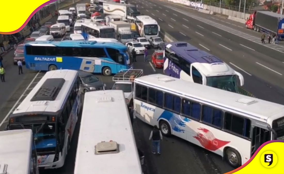 Transportistas bloquean la México-Pachuca