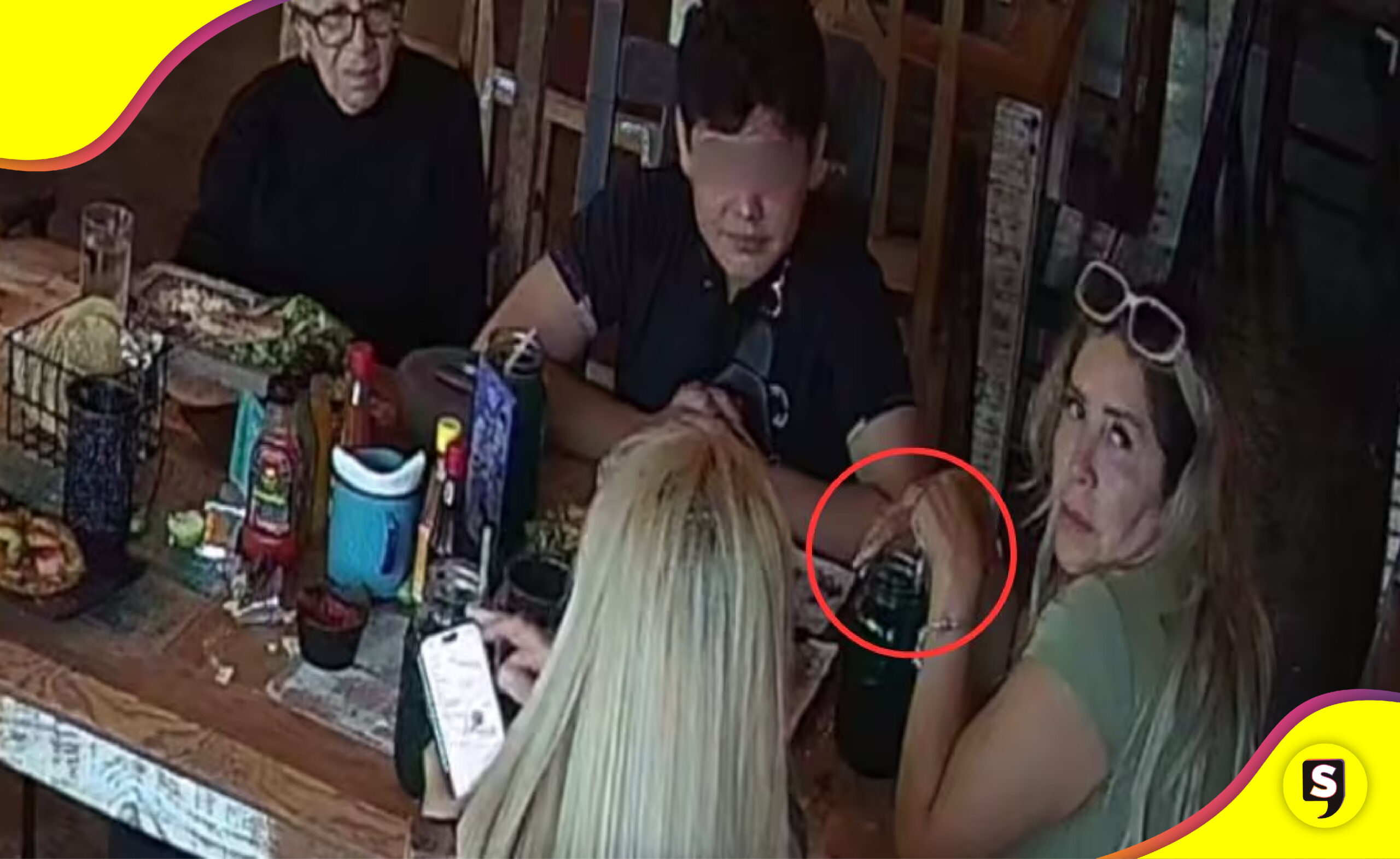 mujer cucaracha comida