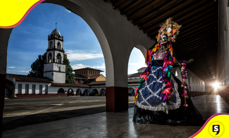 ¡Espantosamente genial! La procesión de catrinas está a la vuelta de la esquina.