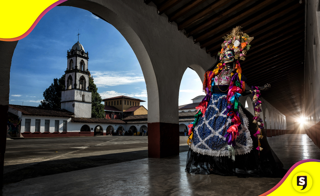 ¡Espantosamente genial! La procesión de catrinas está a la vuelta de la esquina.