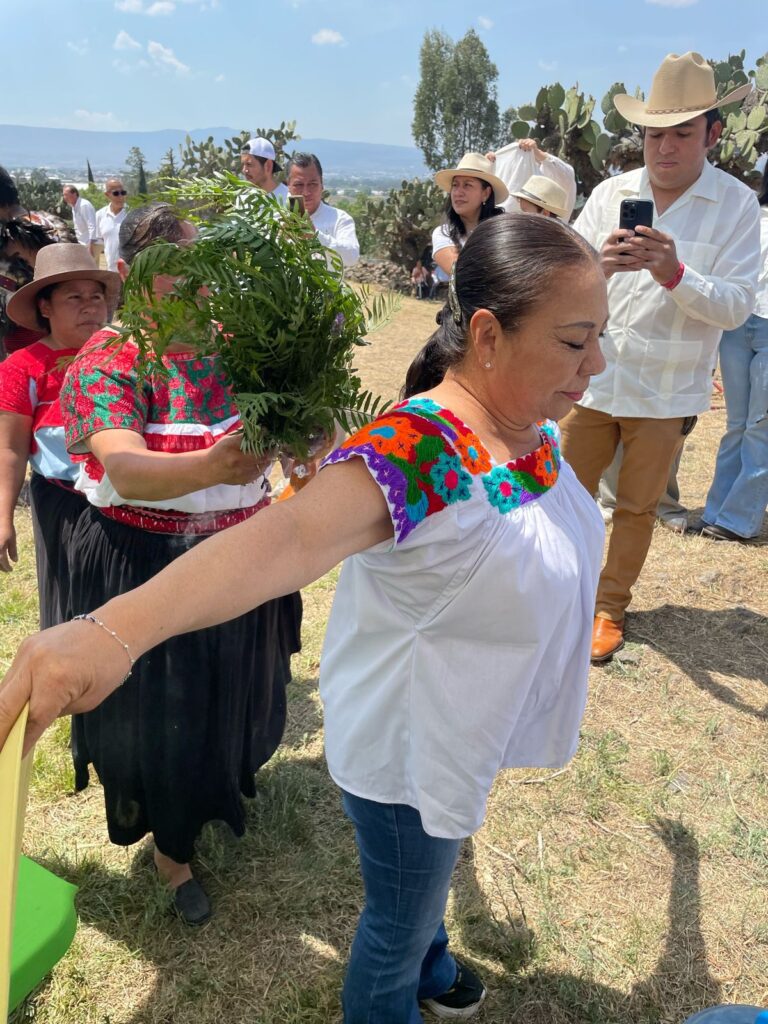 Lorena García recibe bastón de mando en Equinoccio de Primavera en Huapalcalco