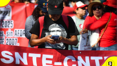 Maestros de la CNTE instalan plantón en el Zócalo de la CDMX contra la reforma del ISSSTE.