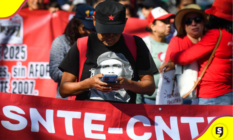 Maestros de la CNTE instalan plantón en el Zócalo de la CDMX contra la reforma del ISSSTE.