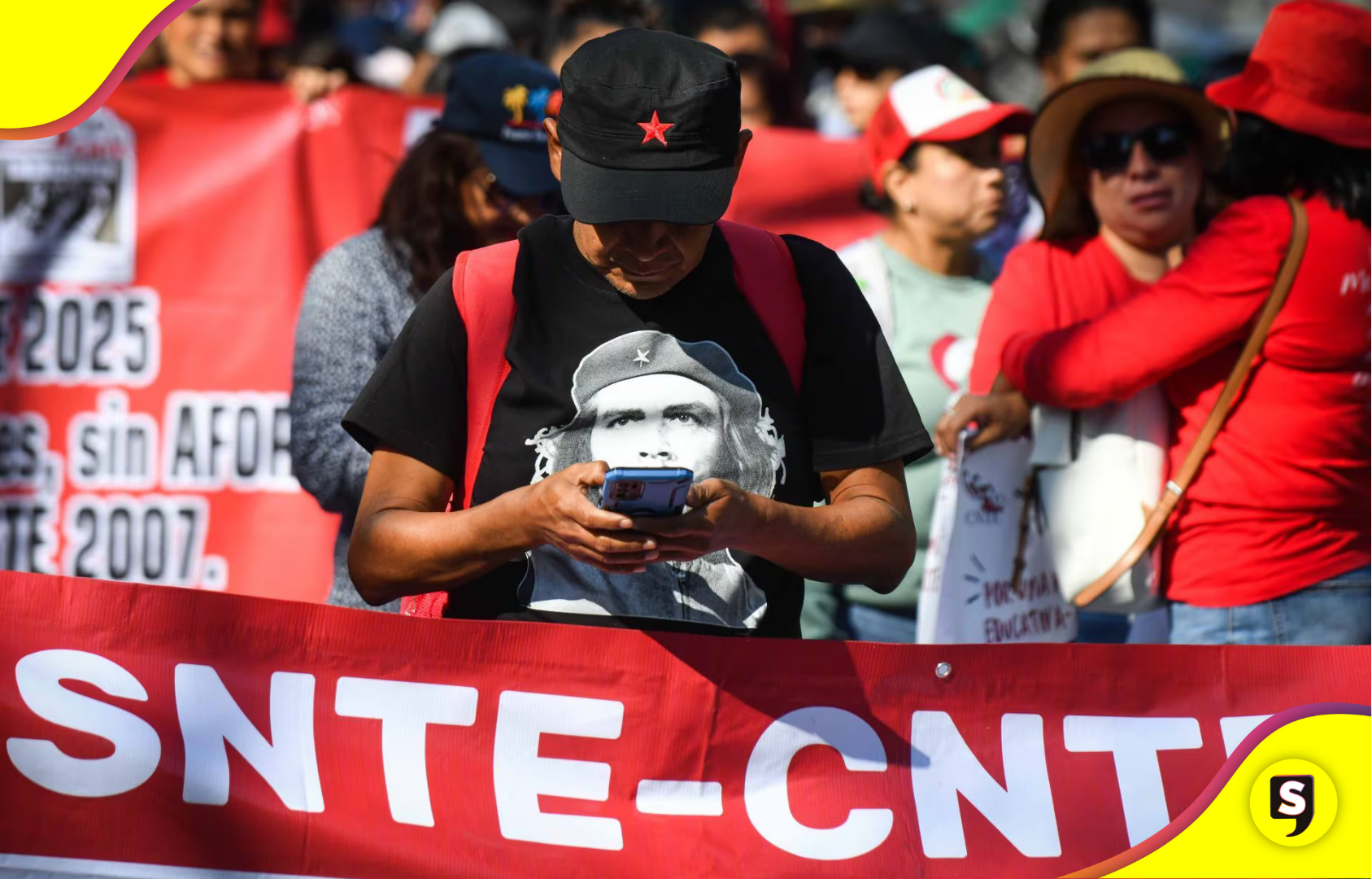 Maestros de la CNTE instalan plantón en el Zócalo de la CDMX contra la reforma del ISSSTE.