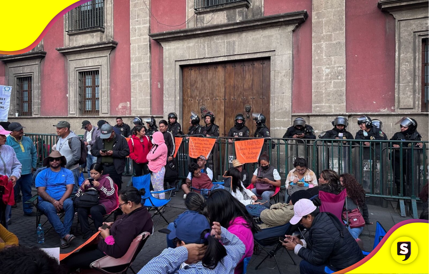 Maestros de la CNTE bloquean Paseo de la Reforma, una de las avenidas más importantes de CDMX