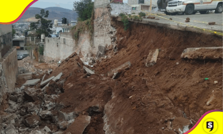 Excavación irregular colapsa banqueta en calle Soto Mayor