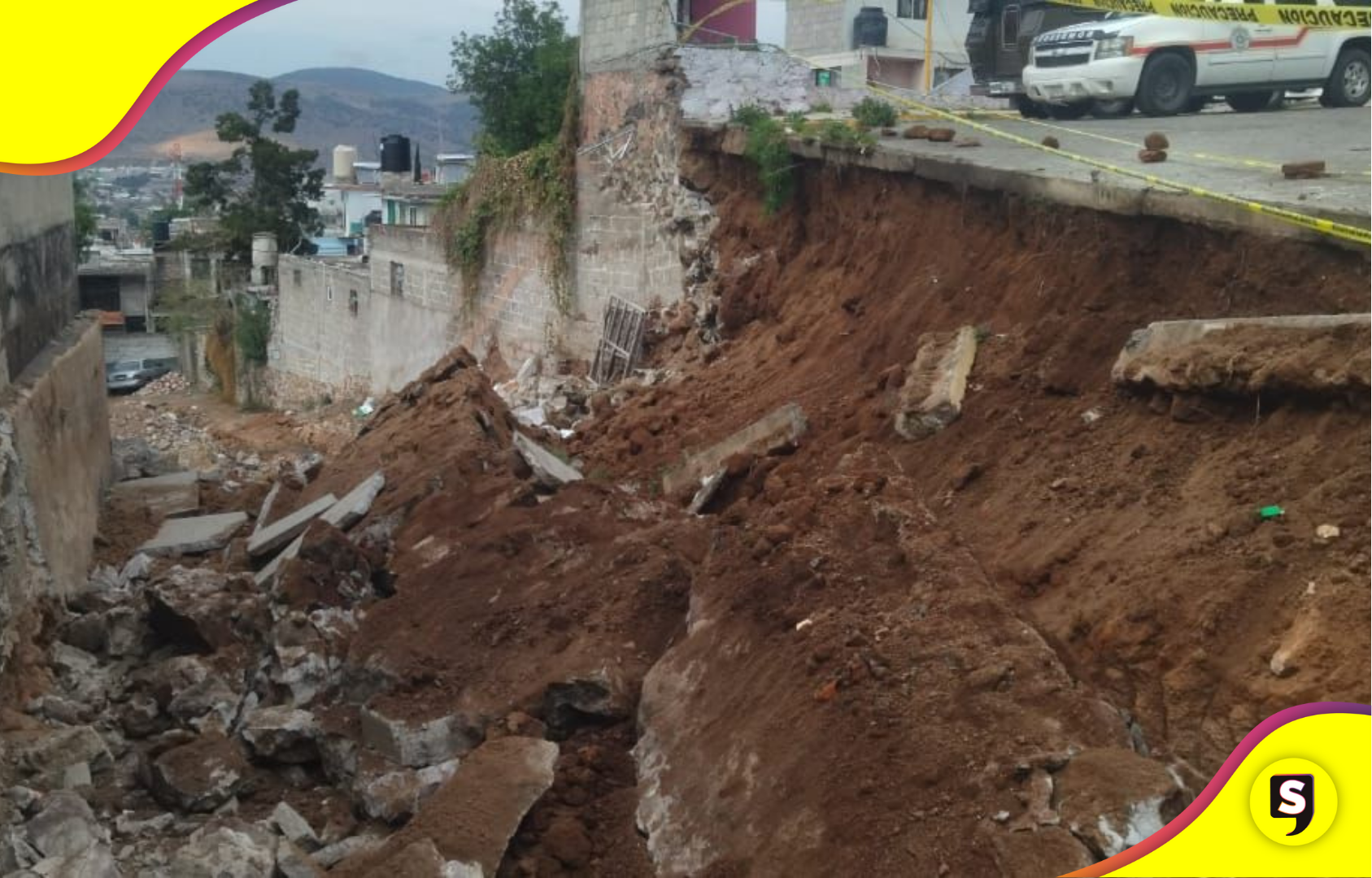 Excavación irregular colapsa banqueta en calle Soto Mayor