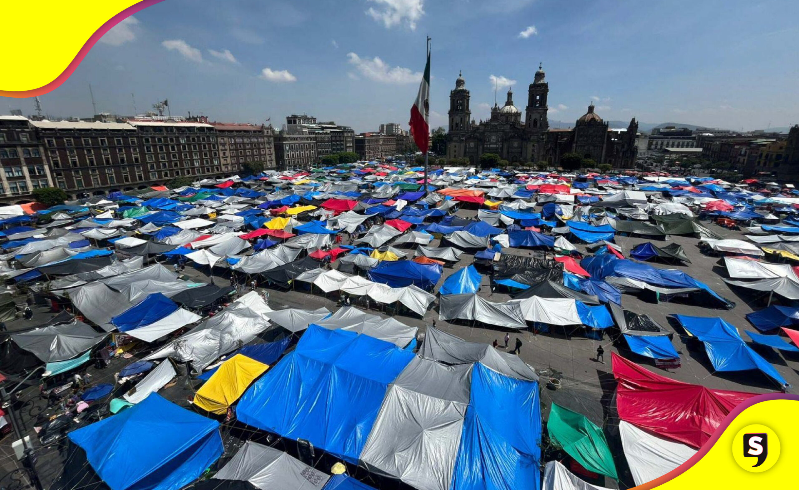 CNTE pausa plantón en el Zócalo