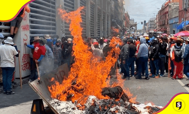 Maestros de la CETEG incendiaron la sede del SNTE en CDMX