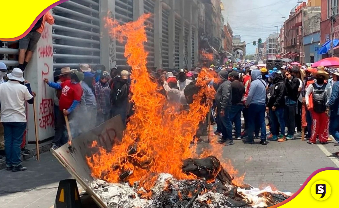 Maestros de la CETEG incendiaron la sede del SNTE en CDMX