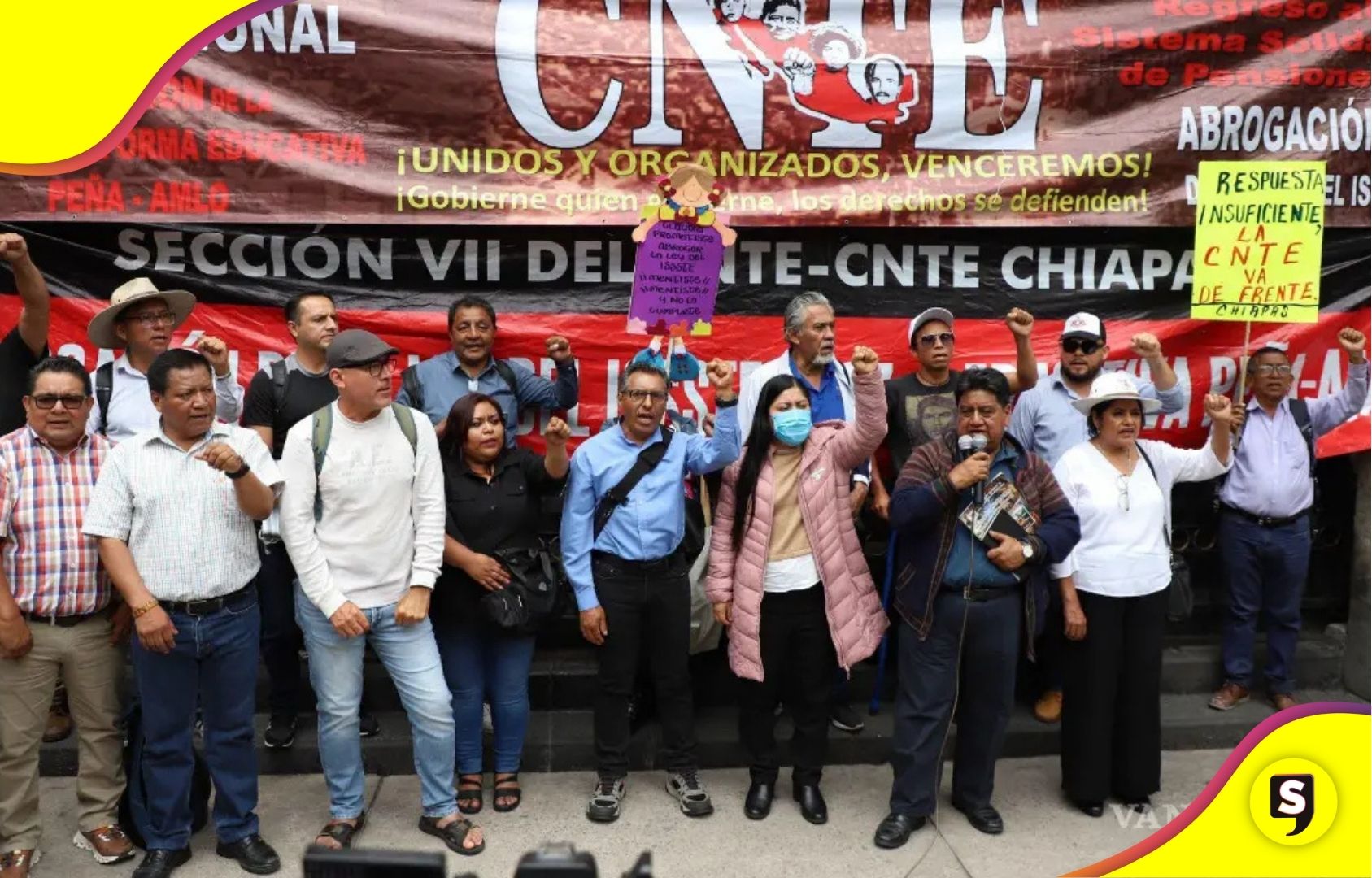 CNTE y Segob retoman diálogo, pero el plantón en el Zócalo no se levanta