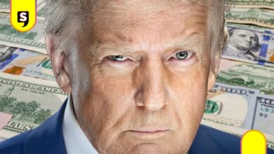 Trump firma en billetes de dólar