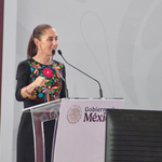 Estudiantes del Mexe irrumpen en informe de Sheinbaum en Pachuca