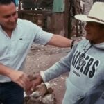 Regidor reparte hule negro a zonas marginadas en Torreón