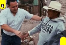 Regidor reparte hule negro a zonas marginadas en Torreón