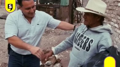 Regidor reparte hule negro a zonas marginadas en Torreón
